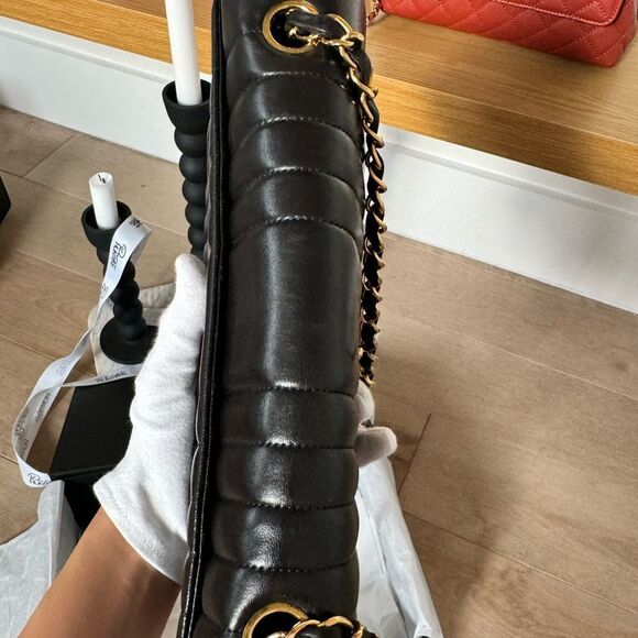 Chanel vintage classic medium vertical flap black lambskin 24k plated hardware - Picture 5 of 11